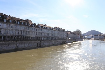 La rivière le Doubs dans la ville de Besançon - Ville de Besançon - département du Doubs -...
