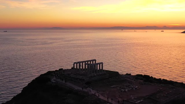 Rundflug um den Tempel des Poseidon am Kap Sounion, am s&uuml;dlichen Attika bei Athen w&auml;hrend eines dramatischen Sonnenunterganges