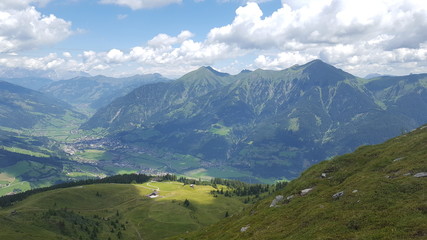 Fototapeta premium Gipfelbick ins Tal und Bergpanorama