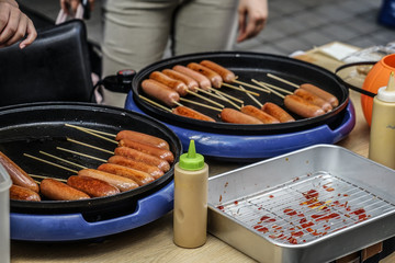 ホットプレートでソーセージを焼く