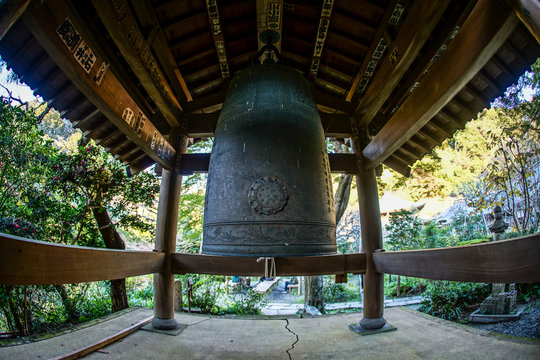 梵鐘と新緑のイメージ