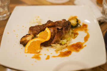 レストランの高級肉料理