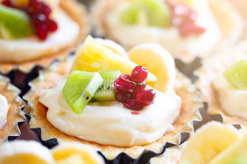 custard with kiwi and pomegranate tart.