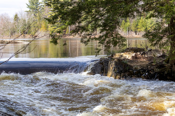 Rivière au printemps à Poudrière de Windsor, Estrie, Québec Canada