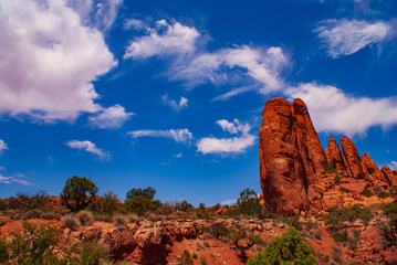 Fototapeta premium Wispy Clouds and Sandstone Monolithes in Arches national Park