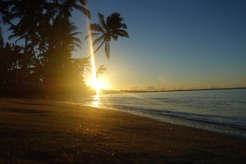 Fototapeta premium Amanecer en Fiji desde el suelo