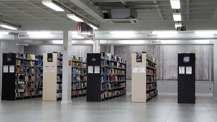 biblioteca com livros universidade