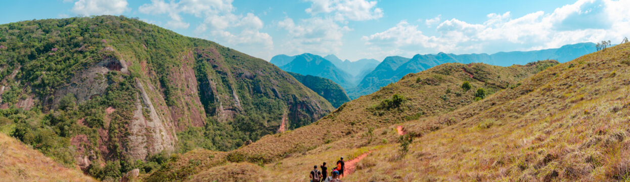 paisaje monta&ntilde;oso laguna volc&aacute;n santa cruz bolivia