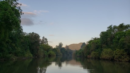 Fototapeta na wymiar rio entre montanhas