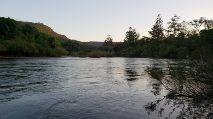 Rio com água anoitecer 