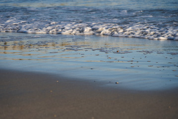 die gischt am meer mit weisem schaum und tollen farben kurz vor sonnenuntergang