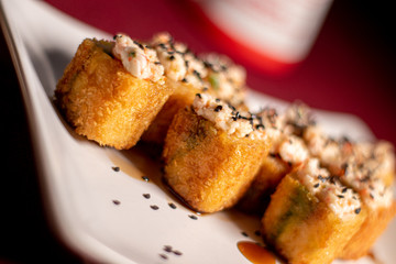 Sushi empanizado crujiente