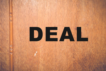 Obraz premium Deal word written on wooden background