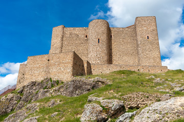 Castillo medieval en una colina. castillo de Segura de la Sierra en Andalucía España