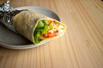 A delicious salad wrap on a white ceramic plate 4 美味しそうなサラダラップ 4