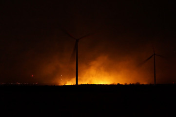 Obraz premium wind turbines wildfire