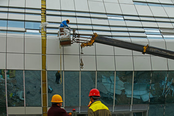 Construction workers in mobile hydraulic construction platform
