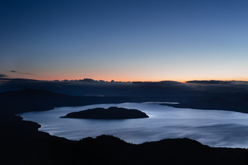 Fototapeta premium 日本・北海道東部の国立公園、夜明けの屈斜路湖