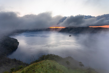 日本・北海道東部の国立公園、霧の摩周湖の夜明け