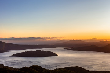日本・北海道東部の国立公園、夜明けの屈斜路湖