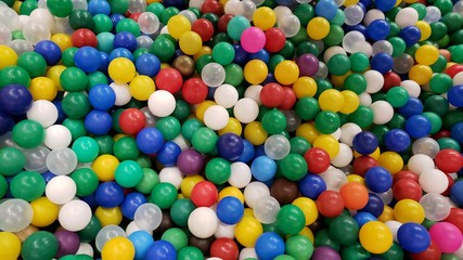 piscina com bolinhas coloridas