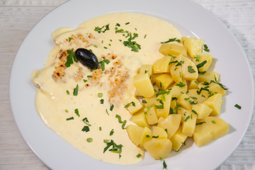 Chicken breast with cream sauce and nature potatoes