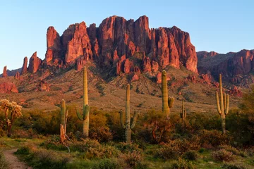 Fotobehang De Superstition Mountains in Lost Dutchman State Park, Arizona © JSirlin