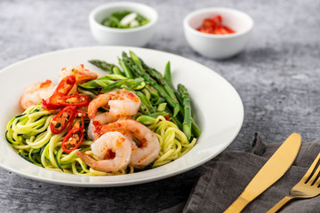zucchini noodles with prawns flatlay