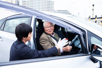 Fototapeta na wymiar 試験管と話す男性の高齢ドライバー