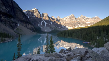 Naklejka premium wide angle view of moraine lake on a clear summer morning in canada