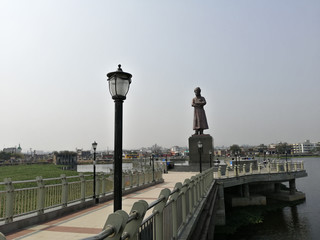 Fototapeta na wymiar Swami vivekananad statue and lake 