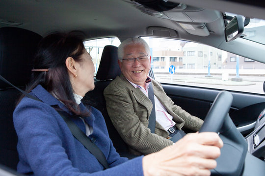 車内で会話をする高齢者夫婦