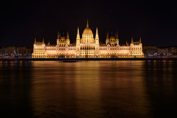 Fototapeta premium Night view of Hungarian Parliament Building on the banks of the Danube, Budapest, Hungary