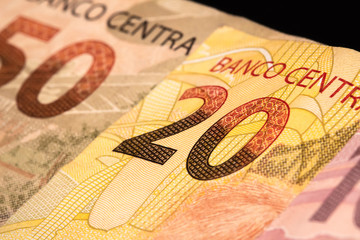 Real, Dinheiro, Notas, Cédulas. Notas de dinheiro do Brasil em close-up nos valores de: 50 reais,...