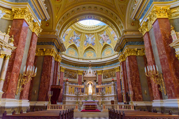 Fototapeta na wymiar Interior of St. Stephen's Basilica, a cathedral in Budapest, Hungary