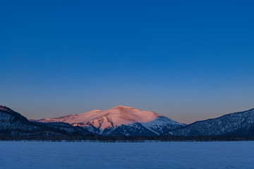 尾瀬ヶ原から見た朝の至仏山