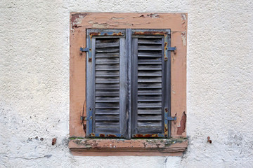 Fototapeta na wymiar altes Fenster mit geschlossenem Fensterladen