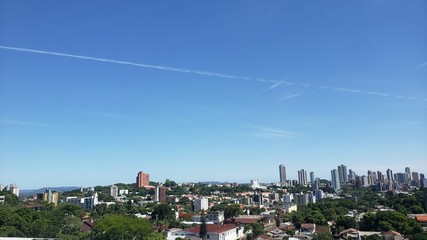 céu azul e verde na cidade