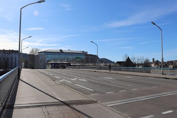 Le pont Robert Schwint sur la rivière Doubs à Besançon - Ville de Besançon - Département du...