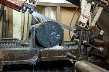 cutting metal with a saw, water cooling, cutting off a thick metal rod