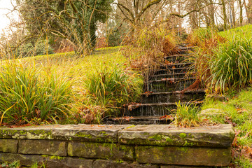 Wassertreppe in einem Park im Winter