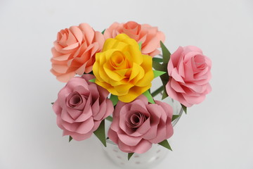 折り紙で作ったバラの花