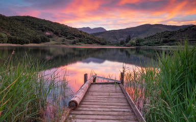 Reflejos en el estanque de Montcortes al amanecer (Cataluña, España)