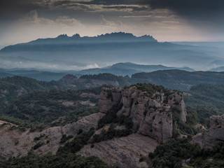Vista de Montserrat desde el parque natural de Sant Llorenç del Munt (Cataluña, España)