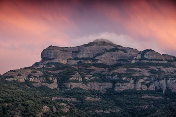 El Montcau al atardecer en el parque natural de Sant Llorenç del Munt (Cataluña, España)