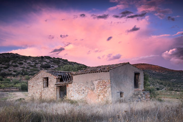 Casa de campo abandonada en ruinas.