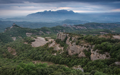 Fototapeta na wymiar Paisaje del parque natural de Sant Llorenç del Munt y con la montaña de Montserrat al fondo (Cataluña, España)