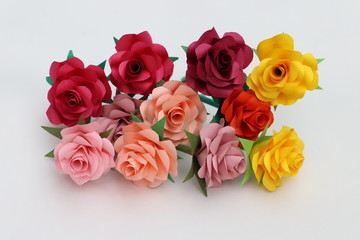 折り紙で作ったバラの花