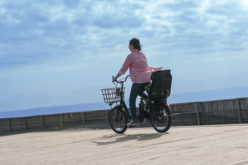 自転車に乗る女性