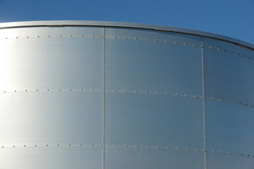 Metallic industrial tank
